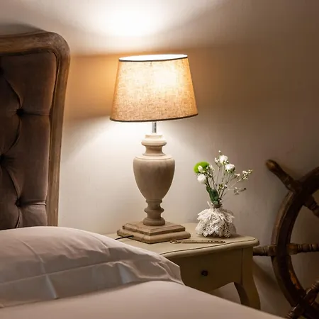 Casina Le Conserve Pensión 4*