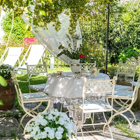 Casina Le Conserve بيت ضيافة 4*