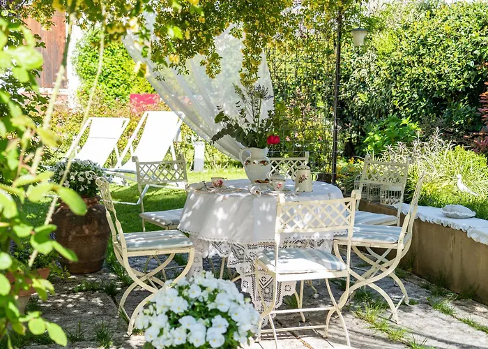 Casina Le Conserve بيت ضيافة 4*